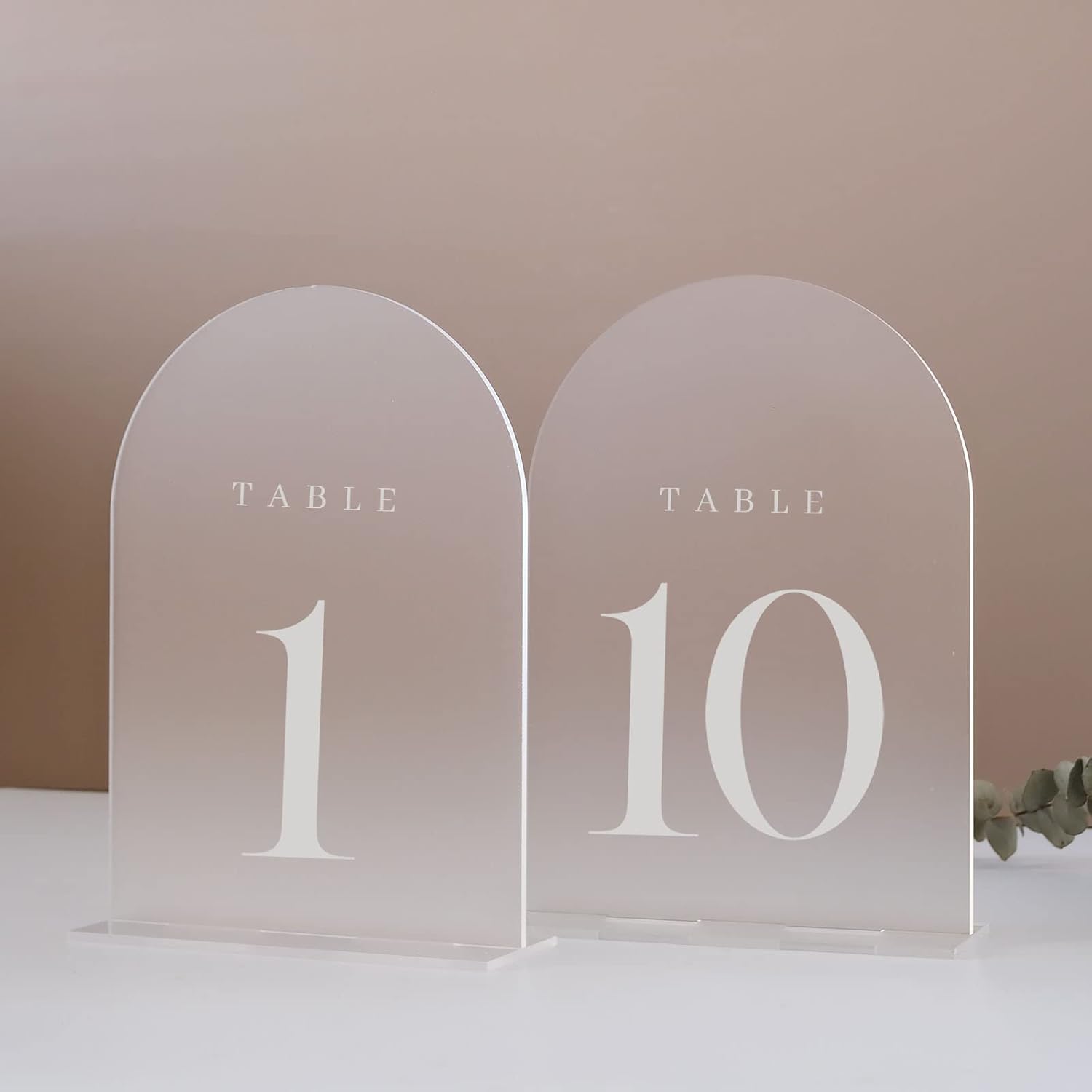 Table Number Gold - ป้ายเลขโต๊ะอะคริลิคทรงโค้งพร้อมฐานตั้ง ขนาด 5x7 นิ้ว ป้ายเลขโต๊ะงานแต่งงานแบบใส พร้อมตัวเลขพิมพ์สีขาว